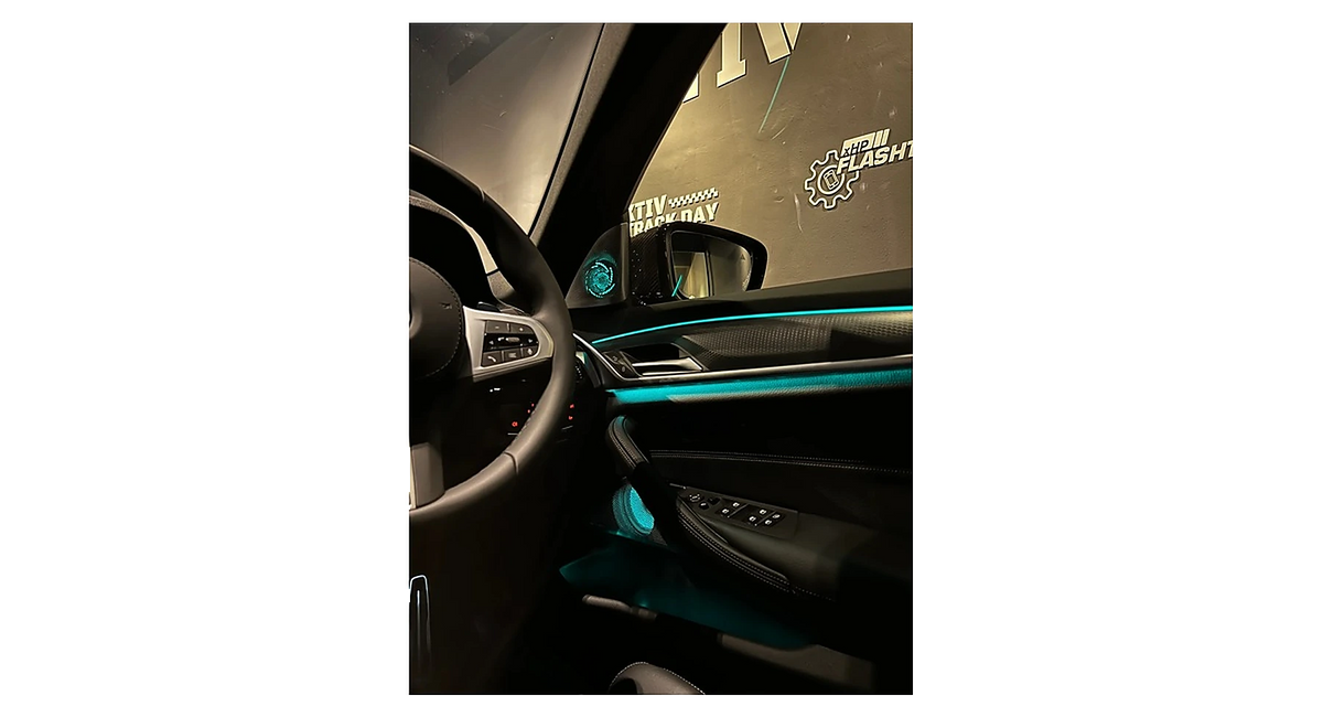 BMW G30/G31/F90 beleuchtete B&W-Design Lautsprecherabdeckungen