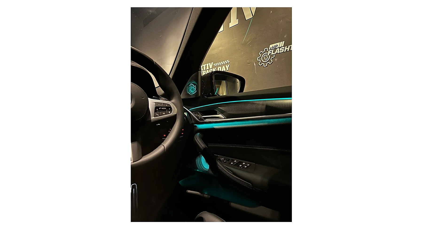 BMW G30/G31/F90 beleuchtete B&W-Design Lautsprecherabdeckungen – Hauptansicht